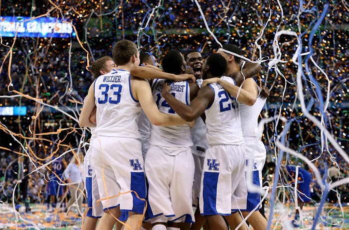 Các thành viên Kentucky Wildcats ăn mừng chiến thắng sau khi đánh bại Kansas Jayhawks với tỷ số 67-59 trong giải vô địch bóng rổ NCAA Division 2012 tại Mercedes-Benz Superdome, New Orleans, Los Angeles, Mỹ ngày 2/4.