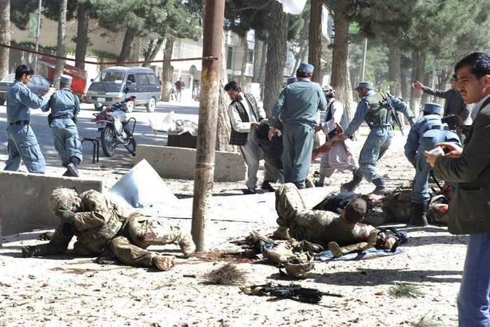 Lính Mỹ bị thương nằm trên nền đất sau một vụ đánh bom tự sát tại Maimanah, Afghanistan hôm 4/4. Kẻ đánh bom đã giết chết ít nhất 10 người, trong đó có 3 thành viên NATO.
