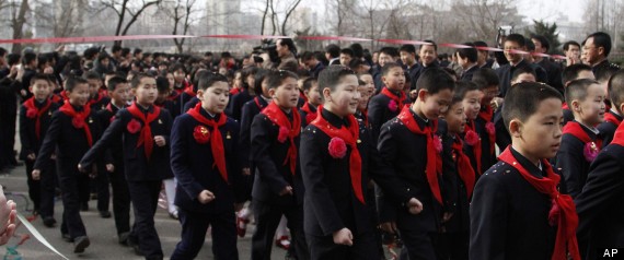 Ảnh học sinh Triều Tiên trong ngày khai giảng hôm 2/4/2012 tại trường Trung học số 1 ở Bình Nhưỡng, nơi cố nhà lãnh đạo Kim Jong-il từng theo học.