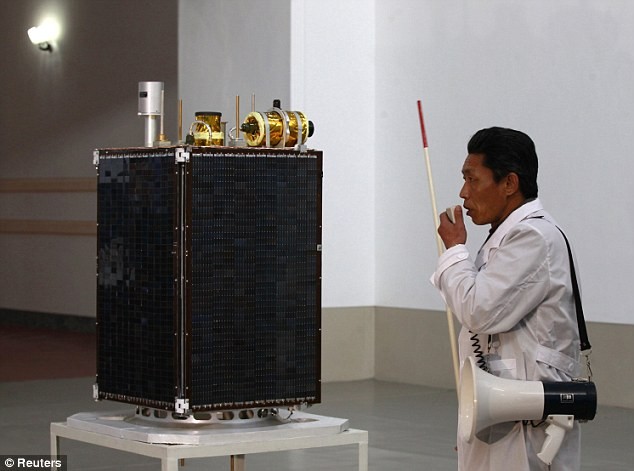 Một nhà khoa học giới thiệu về vệ tinh Kwangmyongsong-3 được đặt trên tên lửa Unha-3.