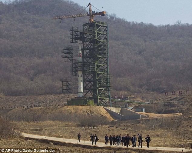 Các nhà báo đang hướng tới bệ phóng tên lửa Unha-3 của Triều Tiên