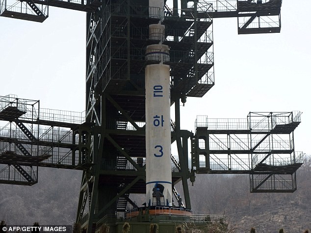 Tên lửa đã được đặt lên bệ phóng