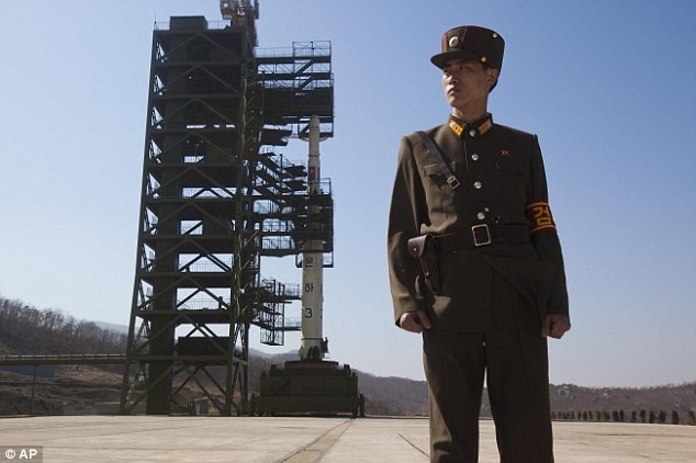 Cả 3 giai đoạn của tên lửa đều đã được trang trí cờ và phù hiệu của Triều Tiên.