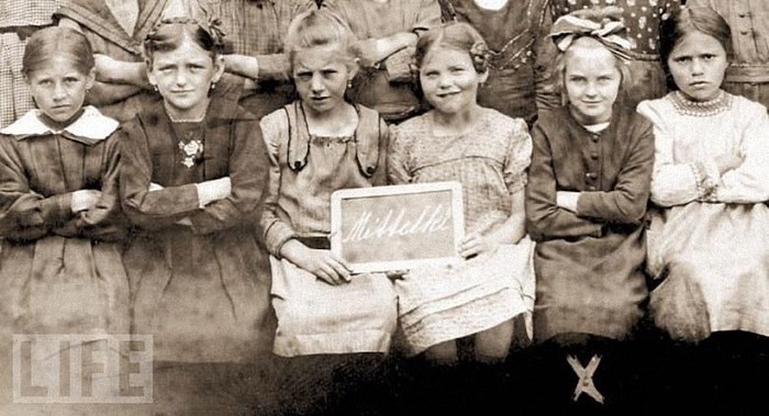 Eva (thứ 2 từ phải sang) năm 9 tuổi tại trường tiểu học Beilingries ở Beilingties, Đức năm 1922.