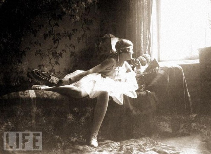 "Bộ trang phục dạ hội đầu tiên của tôi" - dòng chú thích bên dưới bức ảnh chụp năm 1928 của bà Eva.