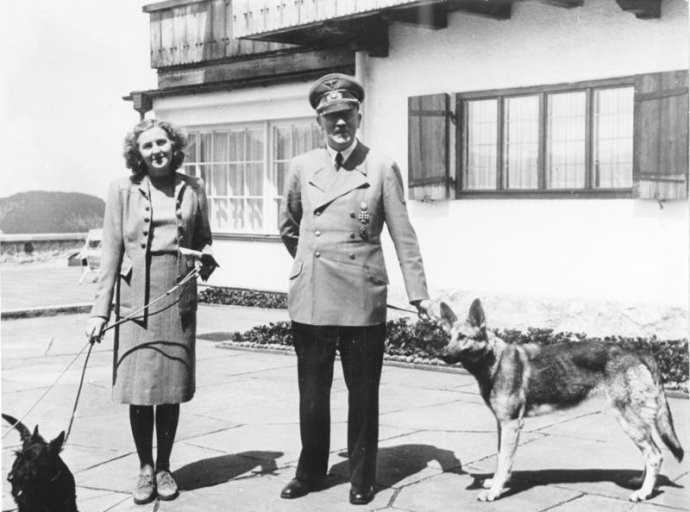 Eva Braun và Adolf Hitler với con chó Blondi tại Berghof vào khoảng 1940 hoặc 1942.
