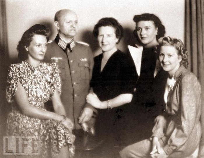 Bà Eva cùng với cha mẹ đẻ , ông bà Friedrich 'Fritz' và Franziska (giữa), chị gái Ilse (trái) cùng Margarethe Gretl (thứ hai từ phải sang) năm 1940.