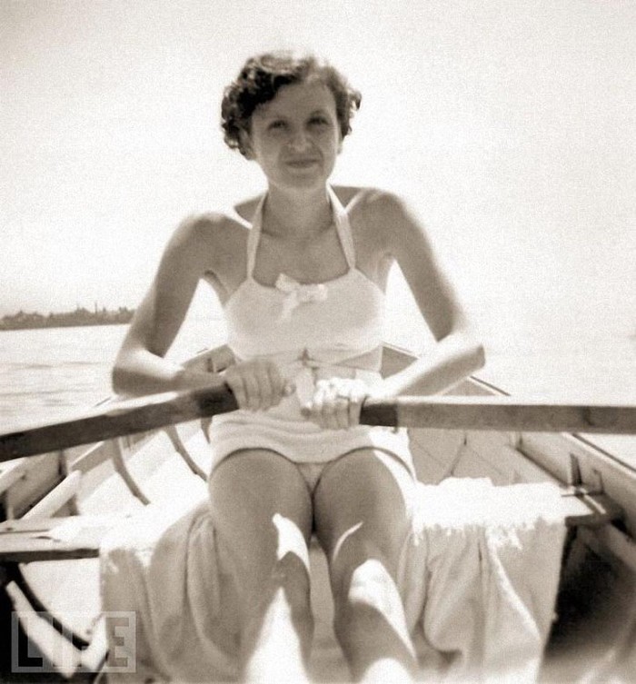 Bà Eva trên con thuyền nhỏ ở Worthsee, gần Munich năm 1937.