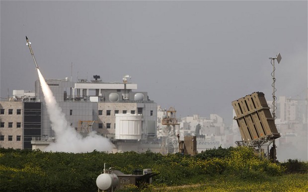 Một tên lửa Israel rời bệ phóng.