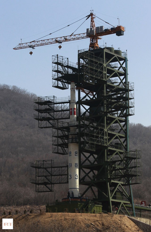 Tên lửa Unha-3 mang vệ tinh viễn thông Kwangmyongsong-3 chuẩn bị được phóng lên quỹ đạo của Triều Tiên.
