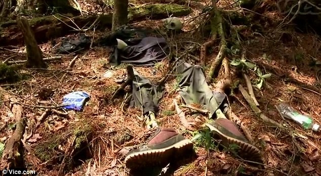 Một bộ xương người với quần áo vẫn còn mới được phát hiện trong rừng tự tử.