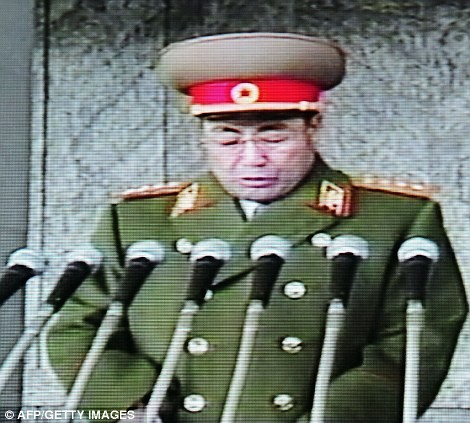 Tướng Kim Jong Gak phát biểu tại một buổi lễ tại quảng trường Kumsusan.