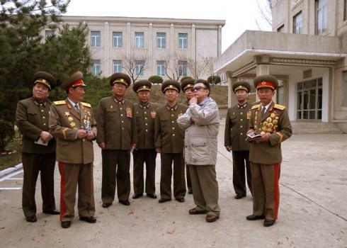 Tướng Kim (thứ 2 từ phải sang) cùng Chủ tịch Kim Jong-il và các quan chức quân sự cấp cao trong một chuyến thị sát năm 2009.