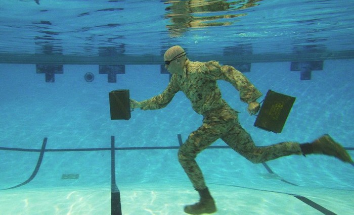 Lính thủy quân lục chiến Reagan Lodge tập chạy dưới nước trong một buổi huấn luyện tại căn cứ ở Quantico, Virginia.