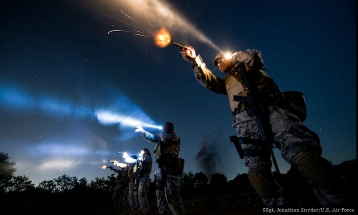 Phi công quân đội Mỹ tham gia huấn luyện chiến đấu đêm tại San Antonio, Texas.