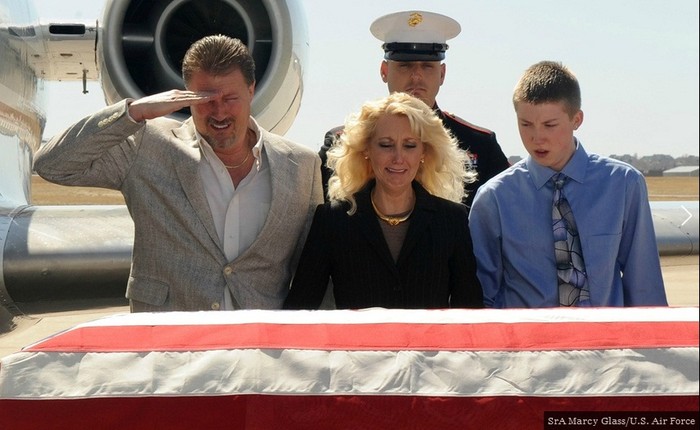 Những người thân khóc thương binh sĩ Hải quân Christopher Mies khi di hài của anh được đưa trở về quê hương.