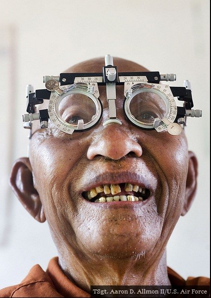 Một người dân Campuchia được các bác sĩ quân đội Mỹ kiểm tra mắt.