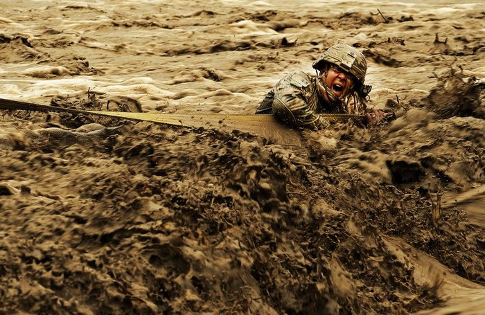 Patrick Reynolds thuộc nhóm Tái thiết chiến đấu với dòng nước dữ dội để kéo chiếc xe bị mắc kẹt trên sông Lurah tại Shinkai, Afghanistan.