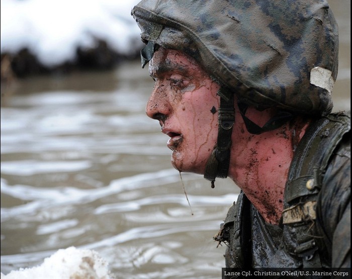 Một học viên trường Đào tạo Sĩ quan bơi qua vùng nước đóng băng trong một khóa huấn luyện chiến đấu tại căn cứ Hải quân ở Quantico, Virginia