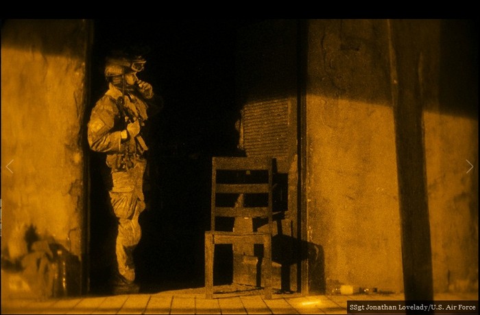 Một lính Mỹ đứng một mình tại Trung tâm vũ trụ Stennis sau khi hoàn thành một cuộc tấn công phá vỡ hang ổ ma túy.