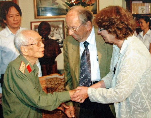 Ông Aubrac gặp gỡ Đại tướng Võ Nguyên Giáp trong chuyến thăm Việt Nam năm 2007.