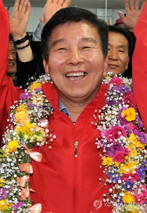 Park Dae-dong, một ứng cử viên của Đảng cầm quyền Saeuri, nở nụ cười tại văn phòng của ông sau khi giành chiến thắng trong cuộc bầu cử Quốc hội. Ảnh Yonhap