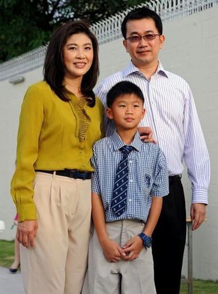 Thủ tướng Yingluck Shinawatra cùng chồng và con trai.