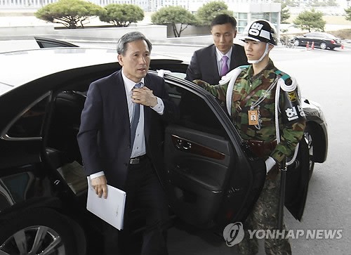 Bộ trưởng quốc phòng Hàn quốc kim Kwan-jin trở về văn phòng sau phiên họp khẩn cấp gồm các bộ trưởng an ninh cấp cao tại văn phòng Tổng thống Cheong Wa Dae ở Seoul.