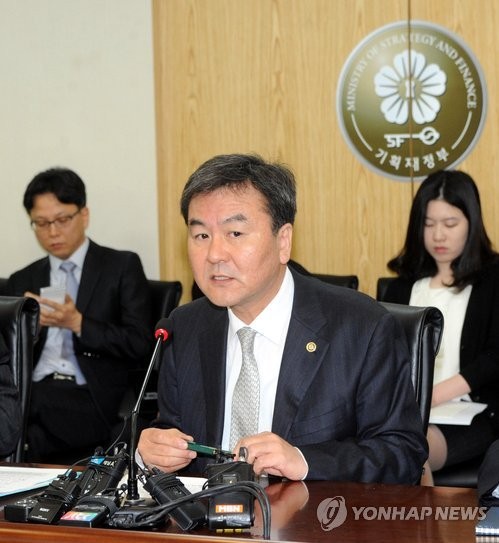 Thứ trưởng Bộ Tài chính Hàn Quốc Shin Je-yoon trong phiên họp khẩn cấp với các quan chức chính phủ ở Gwacheon, nam Seoul để thảo luận về cách giải quyết các tác động có thể có trên thị trường tài chính phát sinh từ sự kiện Triều Tiên phóng tên lửa.