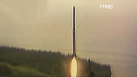 Ảnh: Tên lửa Triều Tiên rời bệ phóng được kênh truyền hình YTN (Hàn Quốc) đăng tải.