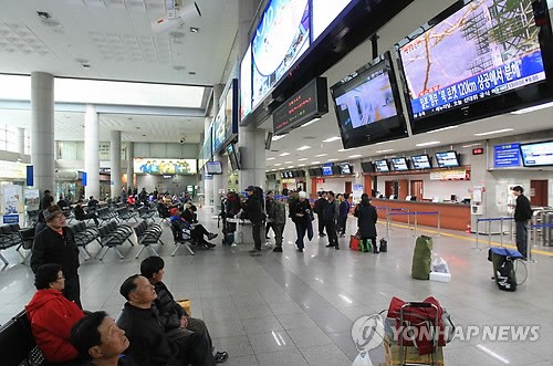 Người dân Hàn Quốc xem tin tức về vụ phóng tên lửa tầm xa của Triều Tiên tại bến phà ở thành phố Incheon, phía tây Hàn Quốc.