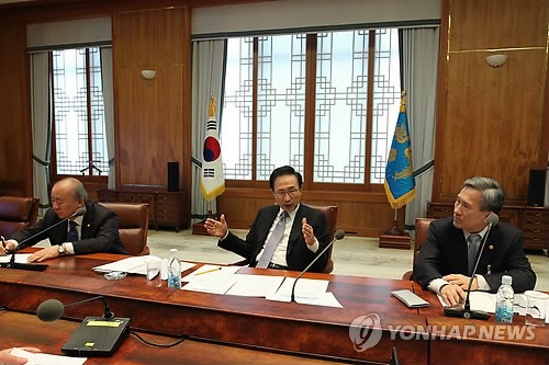 Tổng thống Hàn Quốc Lee Myung-bak cùng các quan chức an ninh trong phiên họp khẩn cấp sáng ngày 13/4.