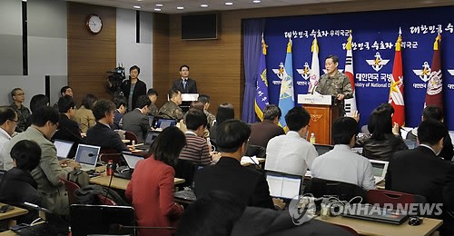 Thiếu tướng Shin Won-shik, đại diện cho Bộ Quốc phòng hàn Quốc, công bố thông tin về việc các mảnh vỡ tên lửa Triều Tiên đã rơi từ độ cao 151 km phía trên đảo Baeknyeong xuống vùng biển cách thành phố cảng Pyeongtaek và Gunsan của nước này 100-150 km, trong một cuộc họp báo tại Seoul ngày 13/4.