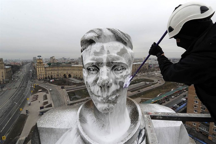 Một công nhân đang tạc bức tượng băng của nhà du hành vũ trụ đầu tiên Yuri Gagarin cao 6,9m tại quảng trường Gagarin, Moscow ngày 11/4.