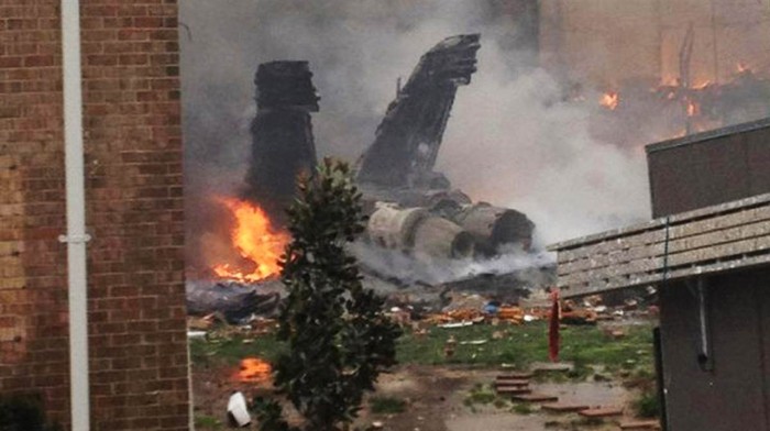 Hiện trường chiếc máy bay F-18 bị rơi xuống nhà dân ở Virginia ngày 6/4 trong một chuyến bay huấn luyện.