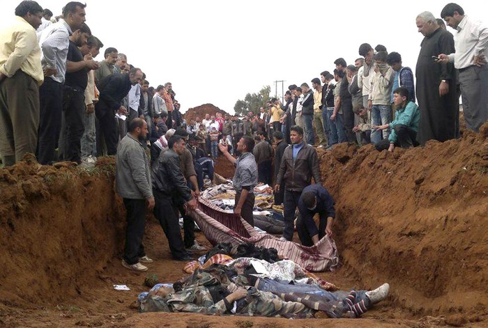 Ngôi mộ tập thể của những người bị thiệt mạng trong trận pháo kích gần đây ở Taftanaz, Syria.