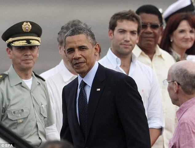 Tổng thống Obama được tiếp đón tại sân bay Rafael Nunez ở Cartagena, Colombia khi tới tham gia Hội nghị