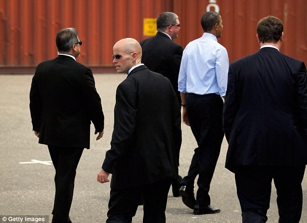Các mật vụ bảo vệ an ninh cho Tổng thống Obama tại Florida vào thời điểm trước khi ông lên đường đến Colombia.