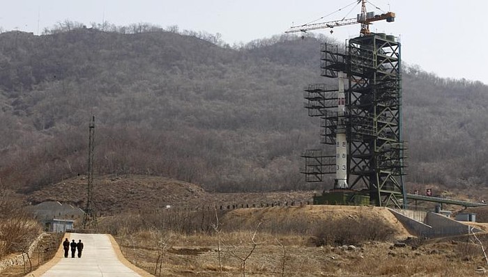 Tên lửa Unha-3 mang vệ tinh viễn thông Kwangmyongsong-3 tại bệ phóng Tongchang-ri của Triều Tiên.
