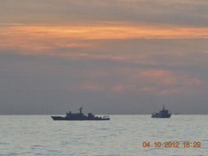 Hai tàu hải giám Trung Quốc trong vụ đụng độ với hải quân Philippines (Ảnh: Reuters)