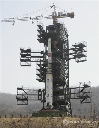 Tên lửa Unha-3 mang vệ tinh viễn thông Kwangmyongsong-3 tại bệ phóng Tongchang-ri.