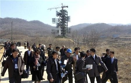 Các nhà báo quốc tế tới thăm quan bệ phóng tên lửa Tongchang-ri trước ngày tên lửa được phóng lên quỹ đạo.