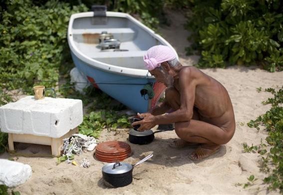 Chiến thuyền nhỏ là công cụ duy nhất giúp ông liên hệ với con người và lấy lương thực.