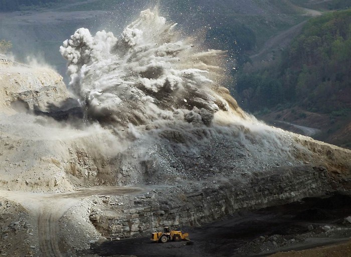 Cảnh nổ mìn ở mỏ than A&G thuộc dãy núi Appalachian (Mỹ) ngày 16/4.