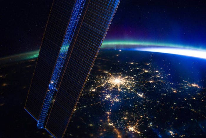 Moscow tỏa sáng trong đêm và bắc cực quang được nhìn thấy từ trạm vũ trụ quốc tế ngày 28/3.