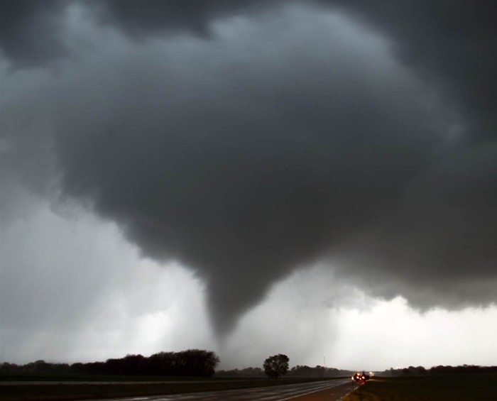 Trận lốc xoáy trên bầu trời Interstate, gần Moundridge, Kansas (Mỹ) ngày 14/4.