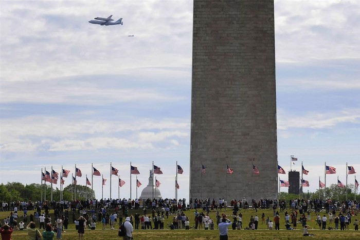 Người dân tụ tập gần Đài tưởng niệm Washington chiêm ngưỡng chuyến bay cuối cùng của tàu con thoi Discovery được đặt trên một chiếc máy bay vận tải 747 của NASA ngày 17/4.