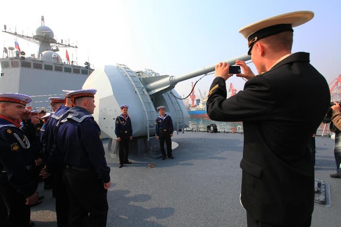 Binh lính Nga từ chiến hạm Varyag thăm tàu khu trục tên lửa Thẩm Dương của Hải quân Trung Quốc tại căn cứ của Hạm đội Biển Bắc ở Thanh Đảo, tỉnh Sơn Đông, Trung Quốc.