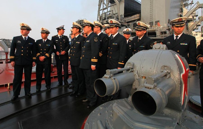 Nhóm sĩ quan và binh lính Hải quân Trung Quốc thăm chiến hạm Varyag của Nga.
