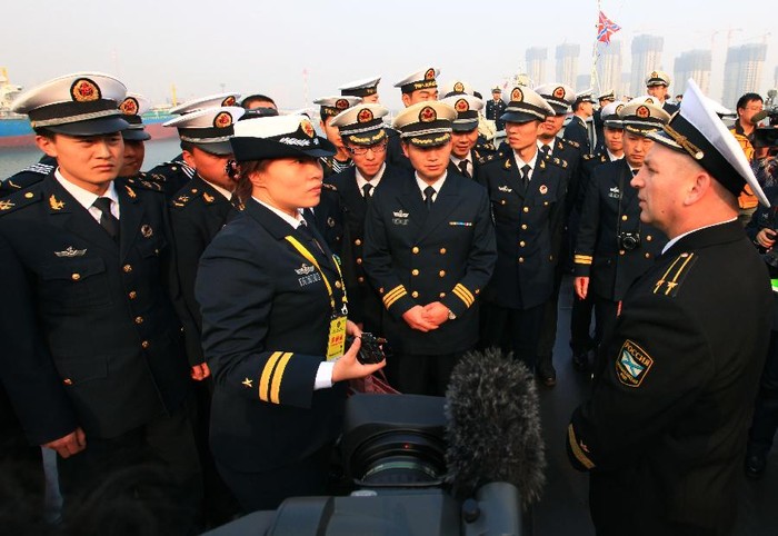 Binh lính Trung Quốc và Ngà trò chuyện trong chuyến thăm tàu của nhau.
